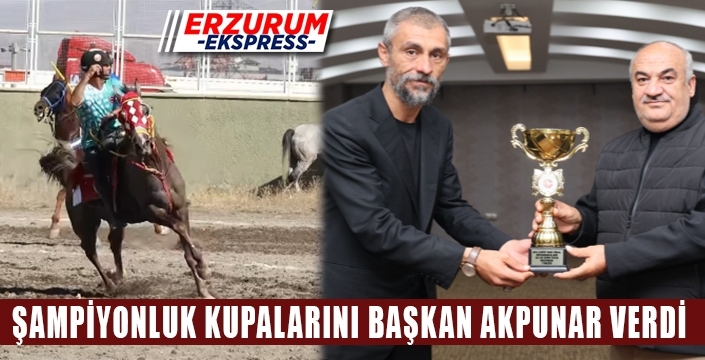 Şampiyonluk kuphalarını Başkan Akpunar verdi.